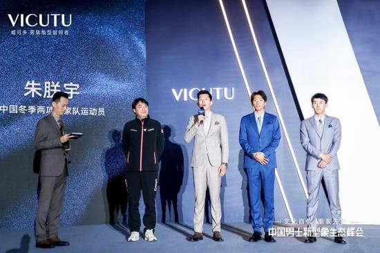 （中国冬季两项国家队领队刘浩及运动员）