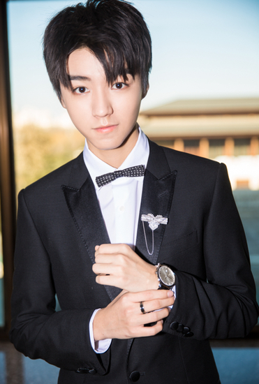 王俊凯佩戴Harry Winston海瑞温斯顿&nbsp;My Precious Time高级珠宝时计（胸针）与Midnight系列42毫米自动腕表
