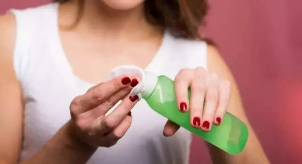 使用化妆棉辅助吸收