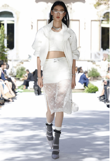 [配图：模特身穿有苏绣、蕾丝的秀款]