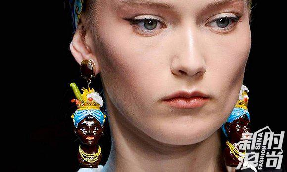 2013年，D&G的女模走秀时戴着黑人厨娘形象的耳环