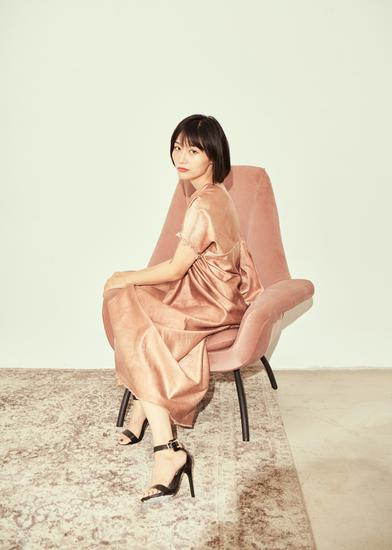 配合服饰试穿，现场宾客体验妆发造型变身（演员/导演/歌手：田沅）