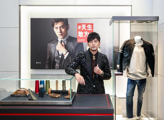 帝舵表全球代言人周杰伦于展示区前留影