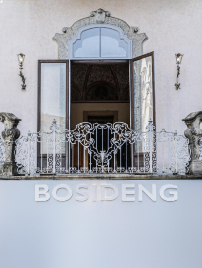 [配图：秀场空镜图]