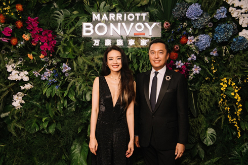 　　由左至右：万豪旅享家亚太区首位品牌大使舒淇， 　　万豪国际集团大中华区销售及市场营销副总裁吴子㭎先生