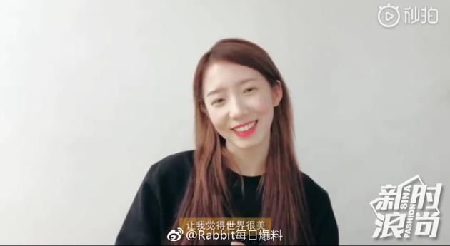 孟美岐不画眼妆拍视频（图片来自@Rabbit每日爆料 微博）