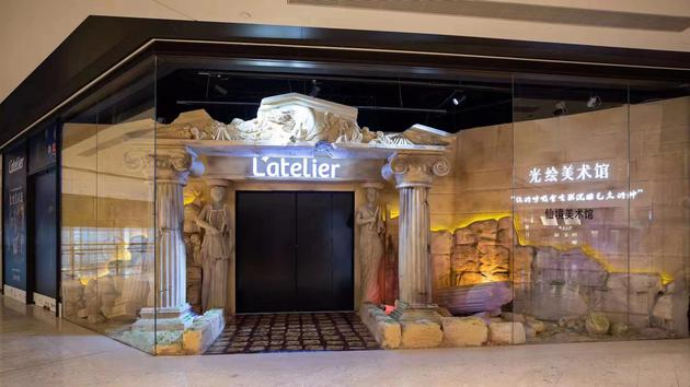 　　印象派沉浸式互动艺术展“L‘atelier 光绘美术馆”于王府中環东座二层华丽亮相。展览高度还原了印象派名画中的经典场景与人物，带领宾客们一秒穿越至19世纪名画中的法国。