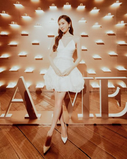 郑秀妍身着aliceolivia2023春夏白色迷你礼服裙