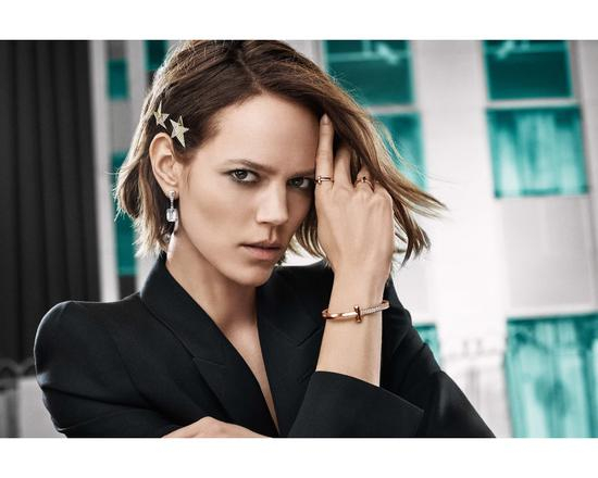 超模Freja Beha Erichsen 佩戴Tiffany T1系列18K玫瑰金设计作品，彰显自在坚韧的非凡内心