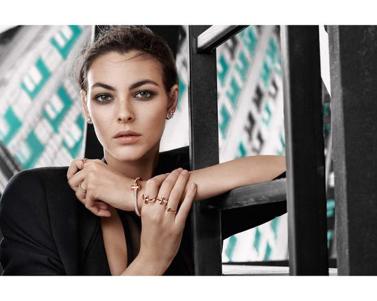 超模Vittoria Ceretti 佩戴Tiffany T1系列18K玫瑰金设计作品，诠释独一无二的自信态度