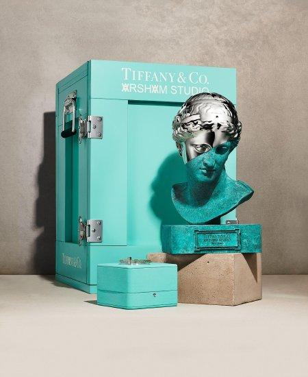 Tiffany & Arsham Studio联名半身雕像，联名限量版Tiffany T1系列18K白金镶嵌沙弗莱石及钻石手镯，定制蒂芙尼蓝板条箱及蒂芙尼蓝色礼盒