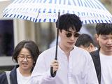 朱一龙打伞也帅到哭 条纹衬衫穿出校园男神既视感