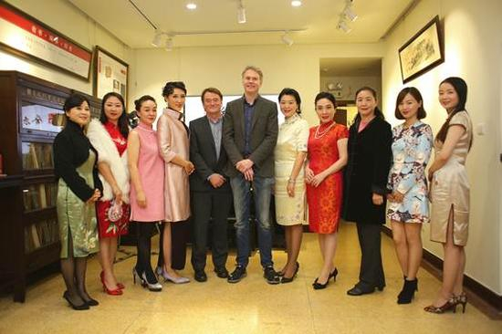 　卡枚连创始人（左四）与爱丁堡会议主席Richard（中间）合影