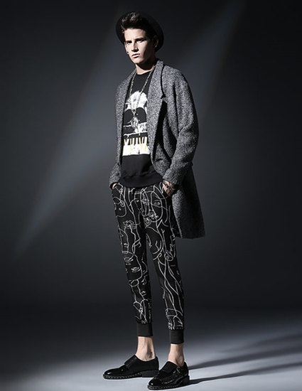 搭配特色的岩浆纹休闲裤