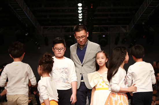 　PEEKABOO品牌总经理、同时兼任品牌总设计师的严明先生携小模特们谢幕