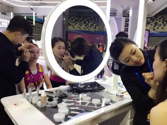 自然堂“美丽补给站”，专业造型师为完赛跑女打造美丽妆容