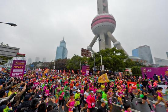 自然堂助丽首届上海国际女子半程马拉松，为8000名跑女共同扮靓21公里最长T台