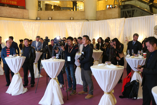 出席贵宾、媒体共同欣赏VASTO大片