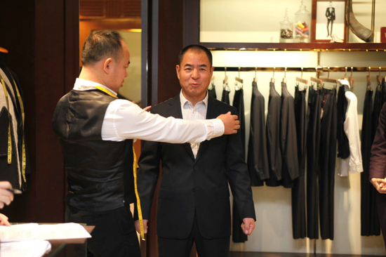 首席量身师关师傅为VIP贵宾量身订制西服