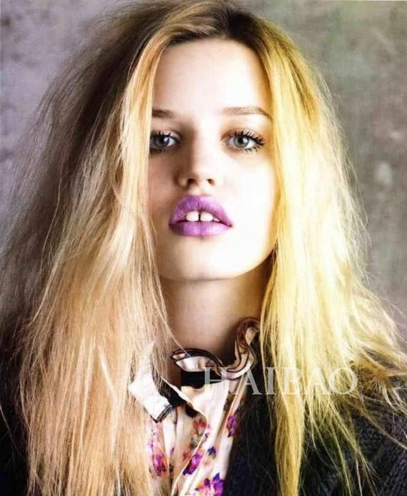 劳拉·斯通 （Lara Stone）的粉紫色唇膏