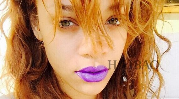 蕾哈娜 （Rihanna）的紫色唇膏