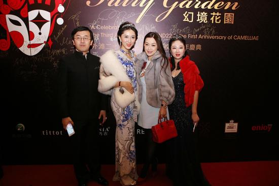 卡枚连创始人范玥婷、知名影星詹小楠与卡枚连董事周海佳 合影