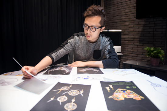 　周大福集团创作总监林鸿胜正在认真评选作品