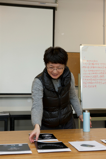 　中央美术学院教授、硕士生导师、首饰专业创建人、学术主任滕菲在挑选作品
