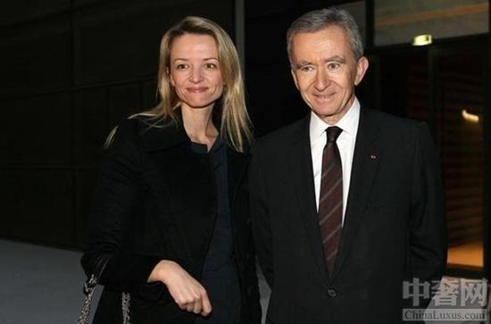 Delphine Arnault（左）和父亲Bernard Arnault（右）