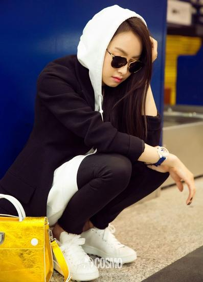 宋茜用帽衫搭配西装