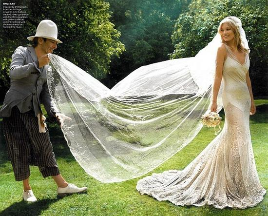 结婚时候的婚纱是John Galliano为其设计