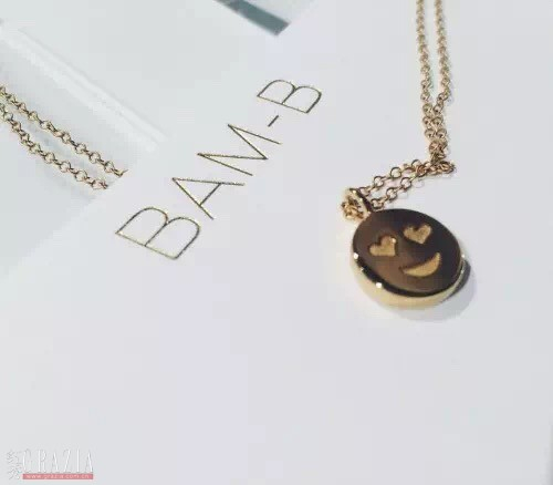 心眼表情项链。