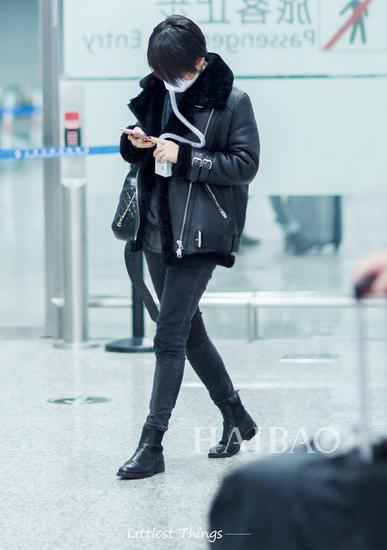 双肩背包：香奈儿 （Chanel） 羊羔绒外套：Acne Studios