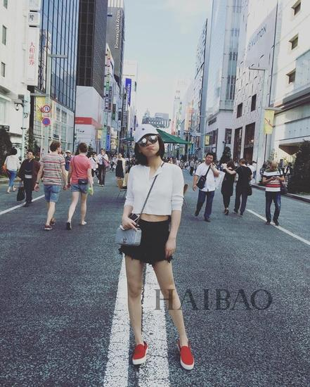 &nbsp;&nbsp;&nbsp;&nbsp;&nbsp;&nbsp;&nbsp;&nbsp;&nbsp;&nbsp;&nbsp;&nbsp;&nbsp;&nbsp;&nbsp;&nbsp;&nbsp;&nbsp;&nbsp;&nbsp;&nbsp;&nbsp;&nbsp; 短裤：亚历山大·王 （Alexander Wang） 链条包：香奈儿 （Chanel）&nbsp;&nbsp;&nbsp;&nbsp;&nbsp;&nbsp;&nbsp;&nbsp;&nbsp;&nbsp;&nbsp;&nbsp;&nbsp;&nbsp;&nbsp;&nbsp;&nbsp;&nbsp;&nbsp;&nbsp;&nbsp;&nbsp;&nbsp;&nbsp;&nbsp;&nbsp;&nbsp;&nbsp;&nbsp;&nbsp;&nbsp;&nbsp;&nbsp;&nbsp;&nbsp;&nbsp;&nbsp;&nbsp;&nbsp;&nbsp;&nbsp;&nbsp;&nbsp;&nbsp;&nbsp;&nbsp;&nbsp;&nbsp;&nbsp;&nbsp;&nbsp;&nbsp;&nbsp;&nbsp;&nbsp;&nbsp;&nbsp;&nbsp;&nbsp;&nbsp; 乐福鞋：赛琳 （Celine） 墨镜：Gentle Monster