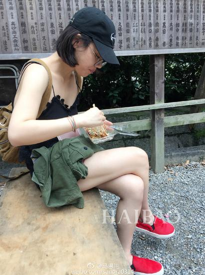 双肩包：亚历山大·王 （Alexander Wang） 乐福鞋：赛琳 （Celine）