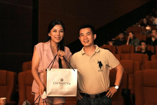 活动现场抽奖被抽中的幸运嘉宾、用户