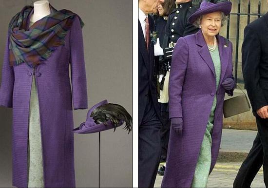 女王所穿的紫色丝绸羊毛混纺大衣和配套帽子，里面搭配着绿色长裙