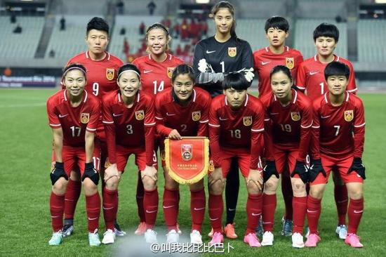 赵丽娜（第二排中间）