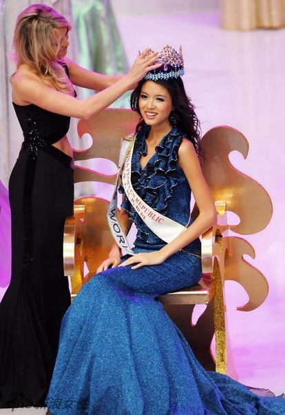 张梓琳获得“世界小姐”加冕时刻