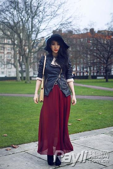 ▲李冰冰身穿酒红色纱裙、搭配黑色宽沿礼帽，英伦范儿十足