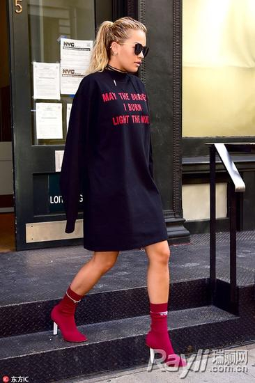 丽塔-欧拉Vetements卫衣时尚潮流