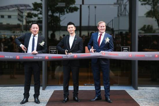 上海双立人亨克斯有限公司总经理马力峰先生，亚洲巨星黄晓明先生，品诚保莱亚太区常务执行董事 Patrik Sundvisson先生共同出席双立人之家（中国总部店）开业剪彩仪式