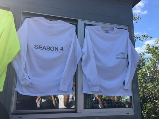 公园内部的商店里特意兜售Season 4的纪念单品
