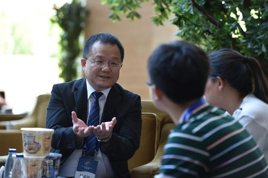 康师傅中央研究所所长陈应让接受媒体采访