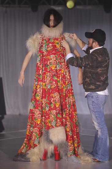 艺术家运用特殊材质的颜料与人造皮草相结合