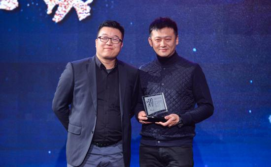 Enjoy雅趣创始人兼CEO赵佶（左）为瑜舍中餐厅行政总厨李冬颁发奖杯