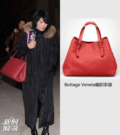 王菲挎Bottega Veneta红色包包