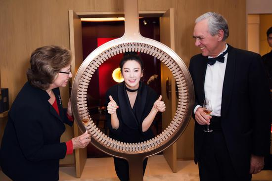 酒庄总裁Dominique Heriard Dubreuil女士（左）、集团董事局主席Francois Heriard Dubreuil先生（右）与著名影星张雨绮女士（中）一同体验品牌店内的艺术杰作——“光感之轮”