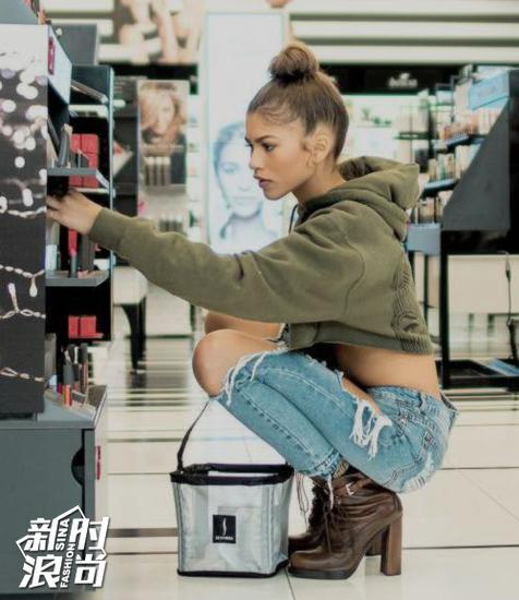 女明星穿超短款卫衣街拍