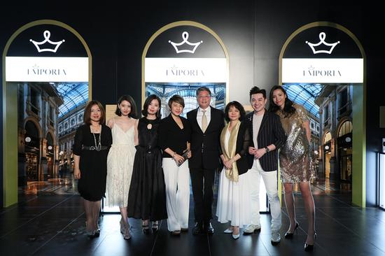 众明星与EMPORIA铂丽雅高层合影